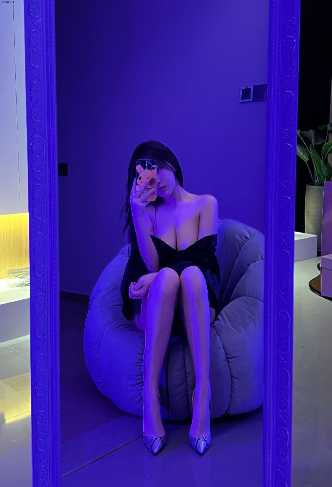 奔跑的晶骡儿 - 透视露肩睡衣