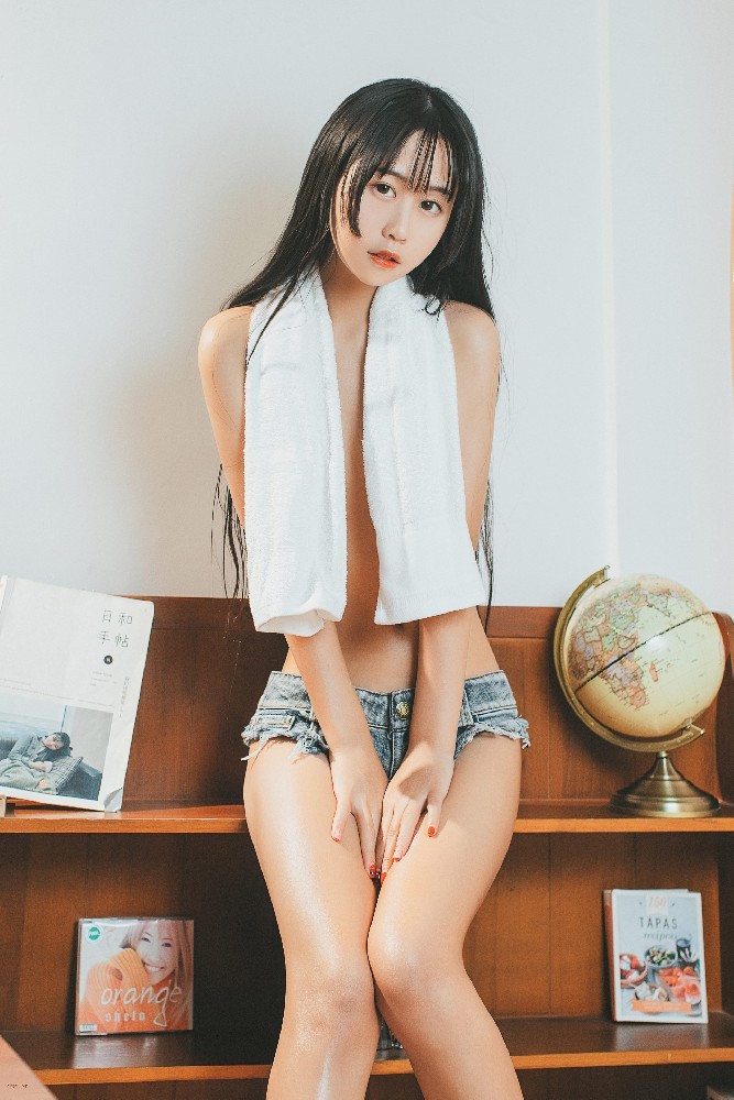 萌芽儿 少女午后 第1张图片