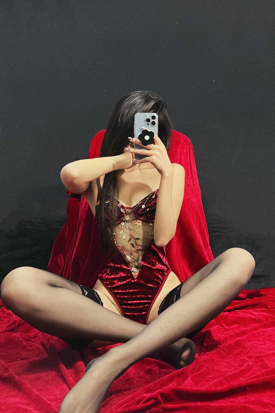 纪念小小V - 黑丝红装女王 第4张图片