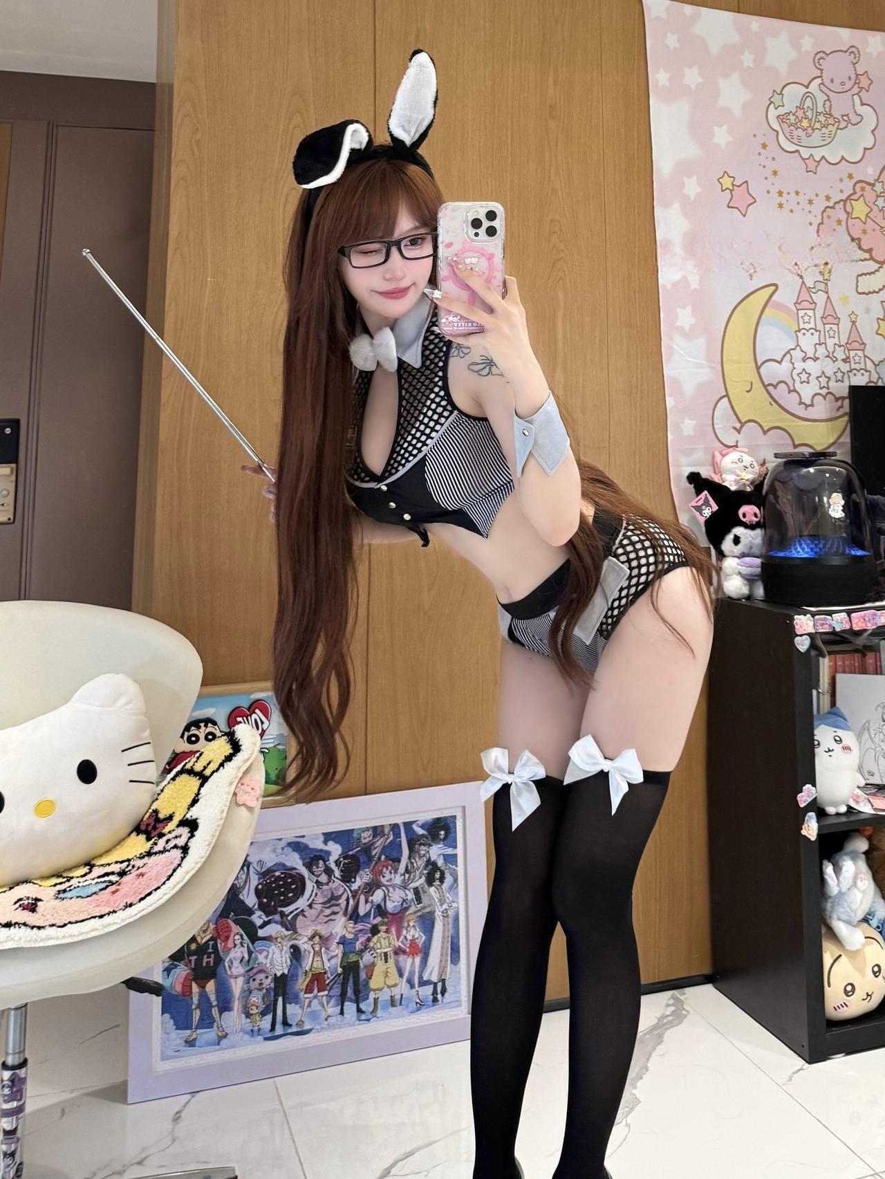 超蓝布罗莉 - 过膝黑丝兔女郎 第2张图片