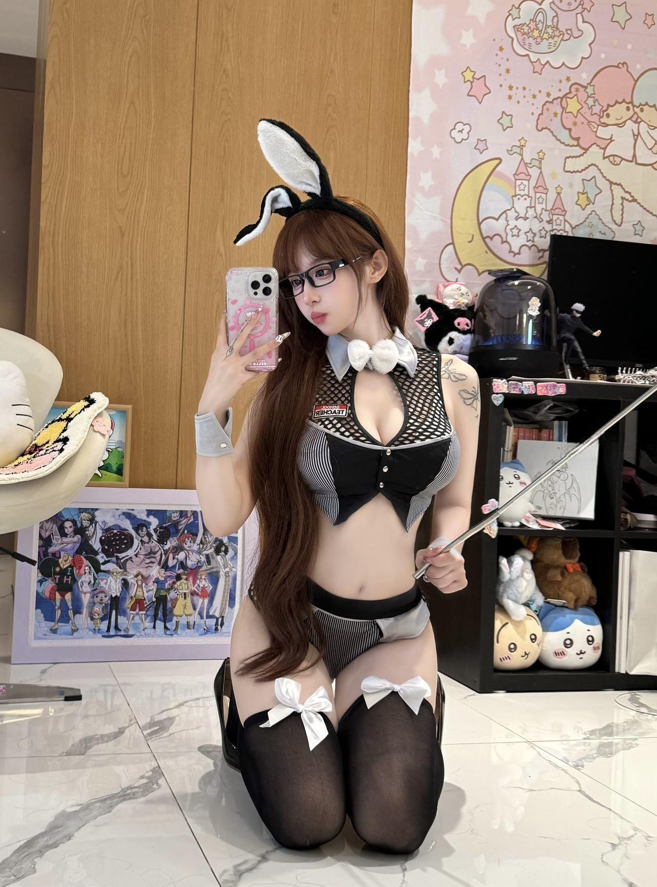 超蓝布罗莉 - 过膝黑丝兔女郎 第3张图片