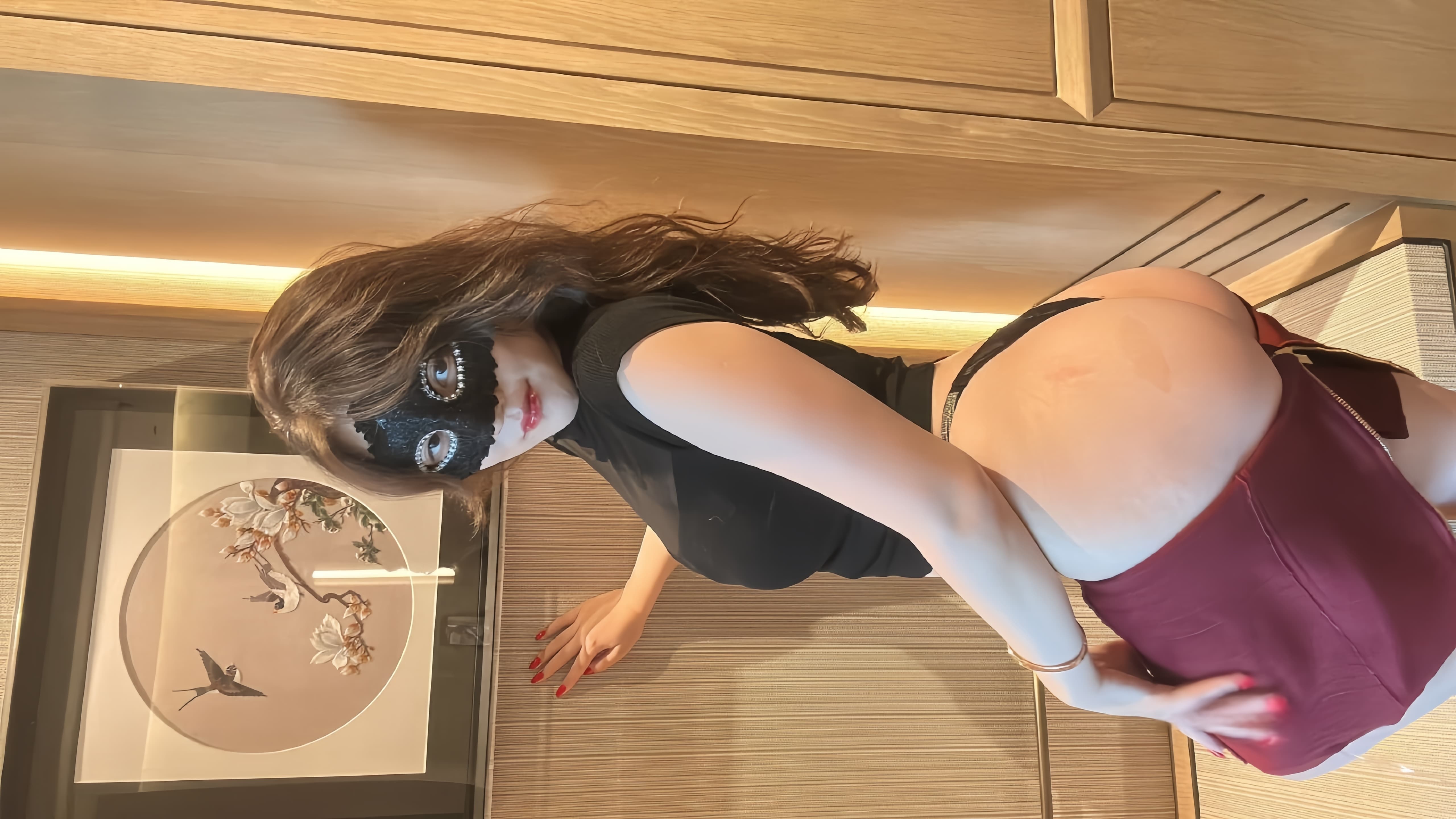 可可西yyy - 蒙面女侠红色包臀裙 第2张图片