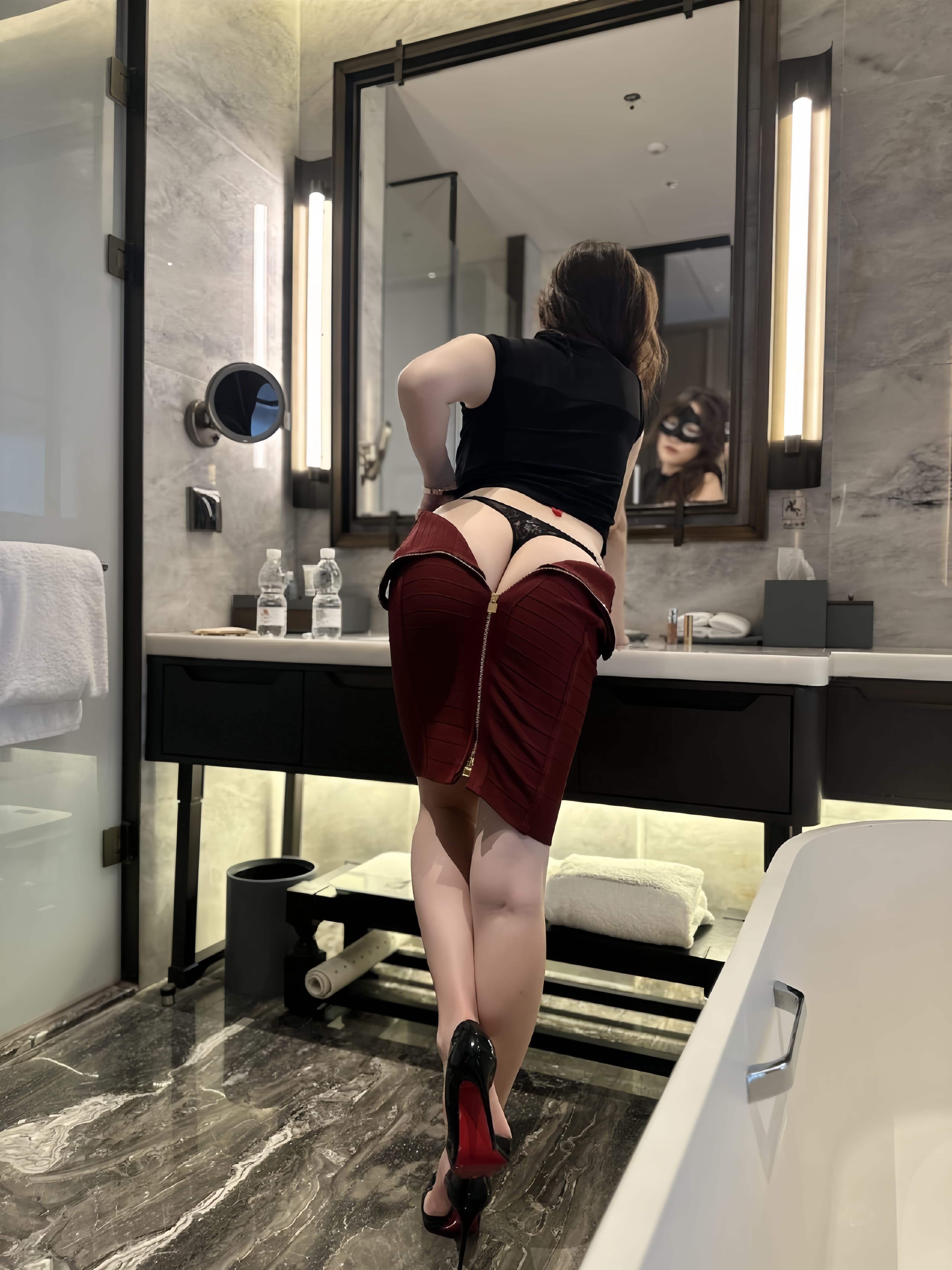 可可西yyy - 蒙面女侠红色包臀裙 第16张图片