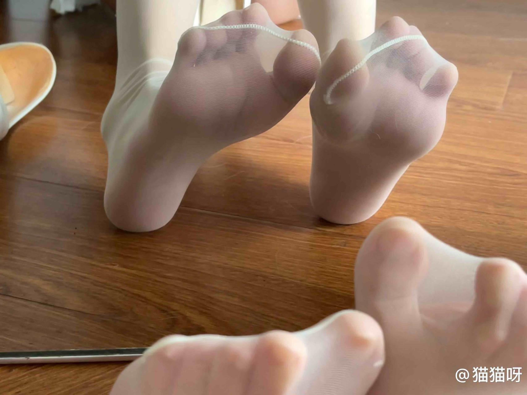 猫猫好困 - 草莓黑丝 第13张图片