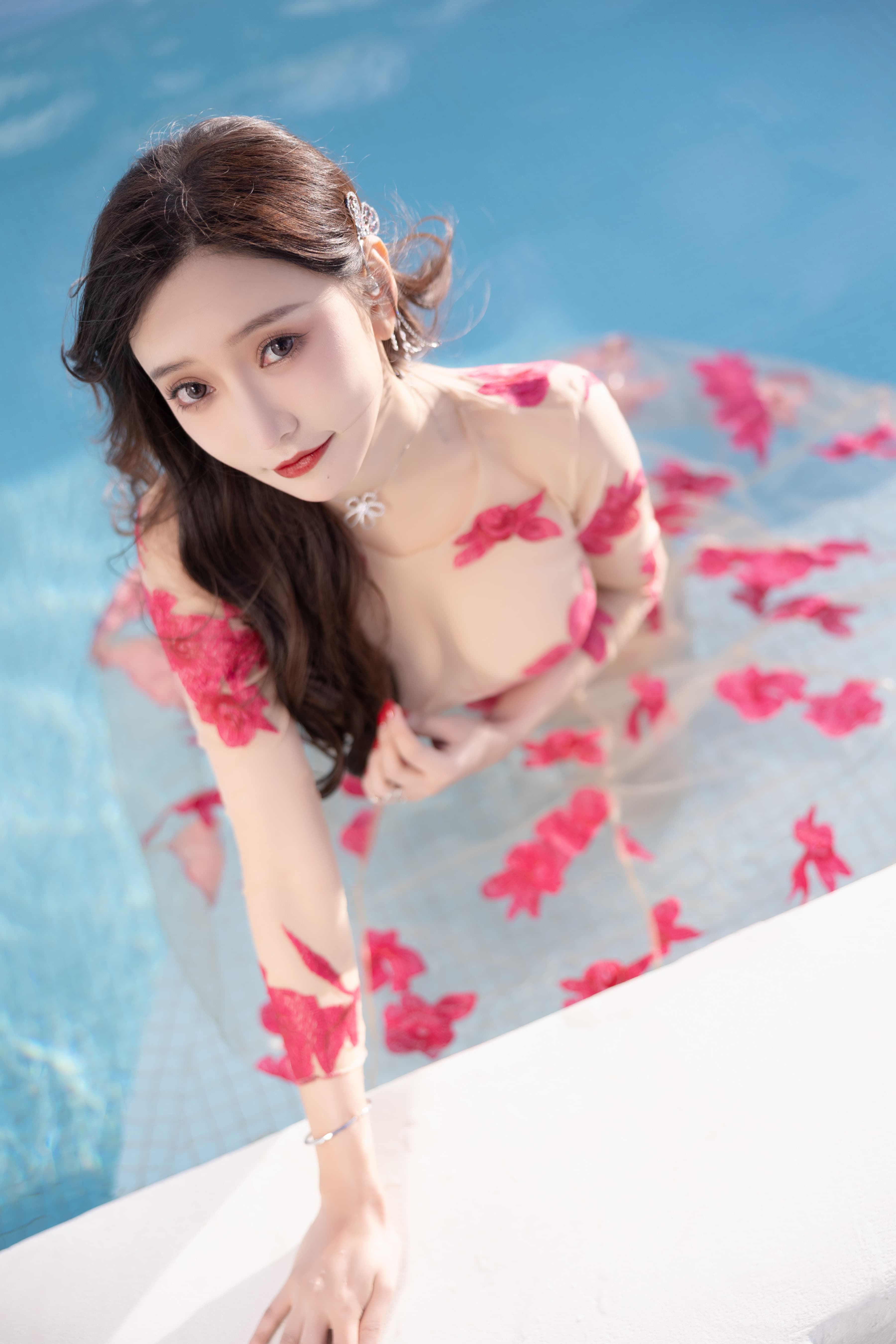 王馨瑶Yanni - 透视大红花 第41张图片