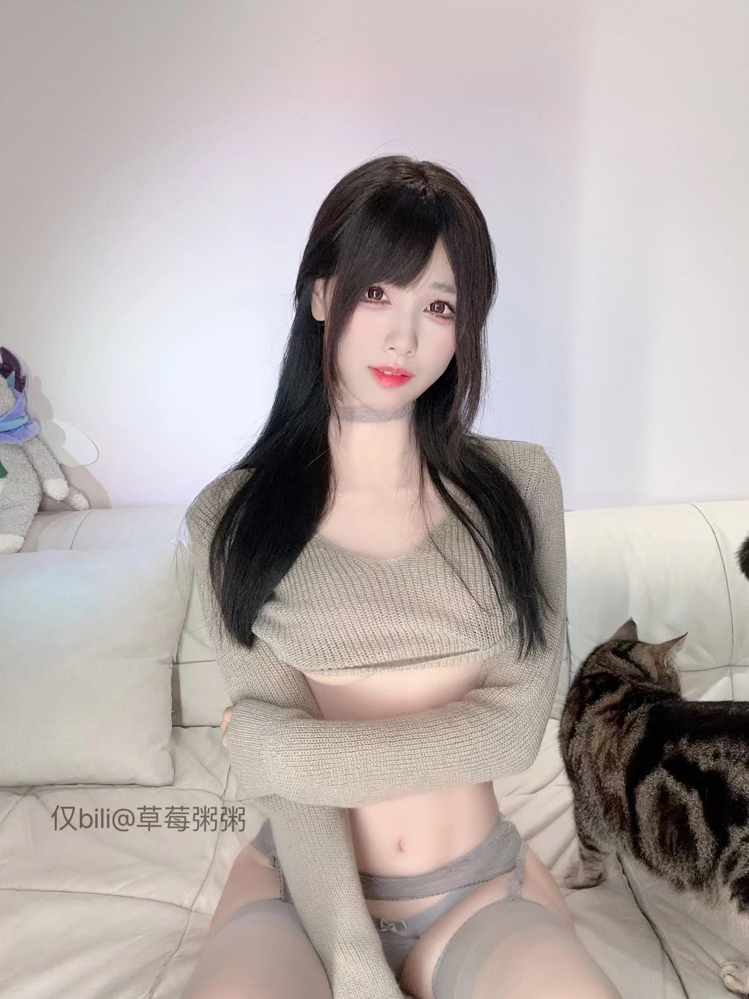 十万口草莓粥粥 - 灰丝吊带女神 第17张图片