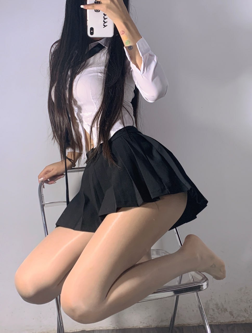 陈佩奇 - 超短裙白色修身衬衫 第5张图片