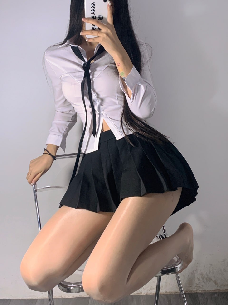 陈佩奇 - 超短裙白色修身衬衫 第9张图片