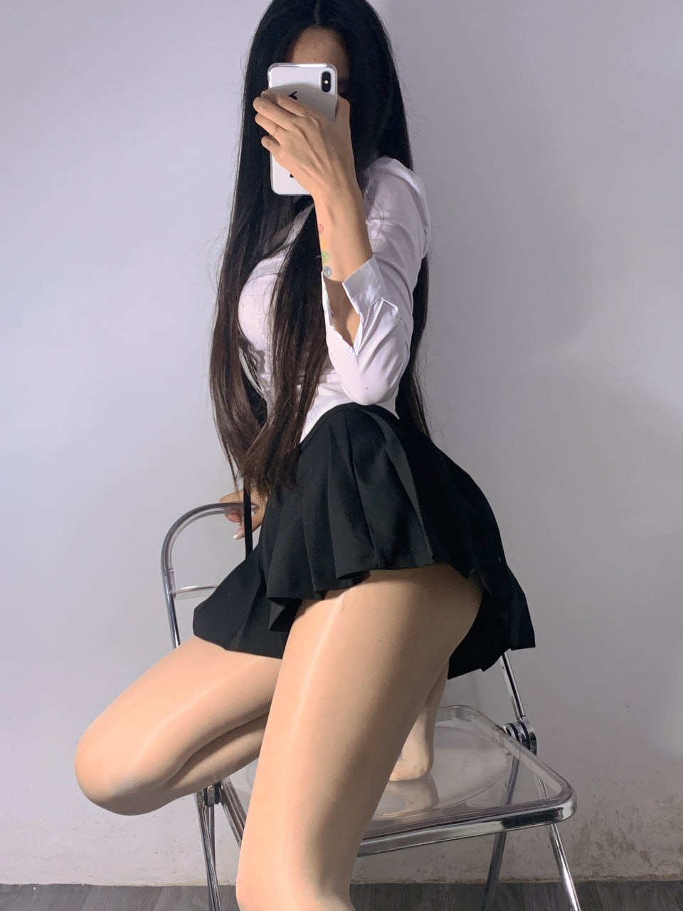 陈佩奇 - 超短裙白色修身衬衫 第7张图片