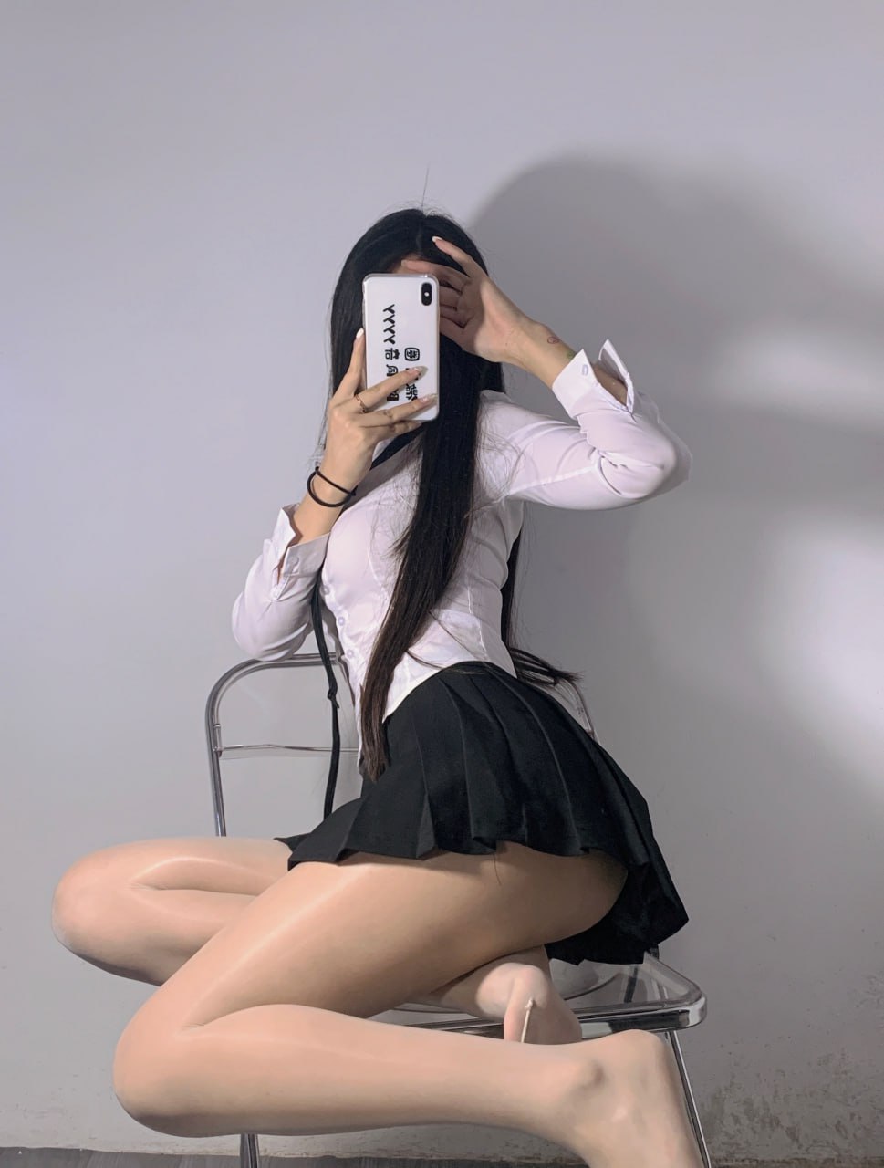 陈佩奇 - 超短裙白色修身衬衫 第8张图片