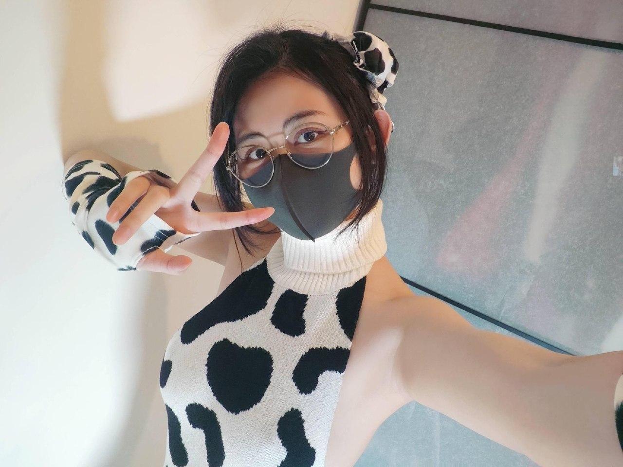 Naimi奶咪 - 奶牛包臀毛衣裙 第2张图片