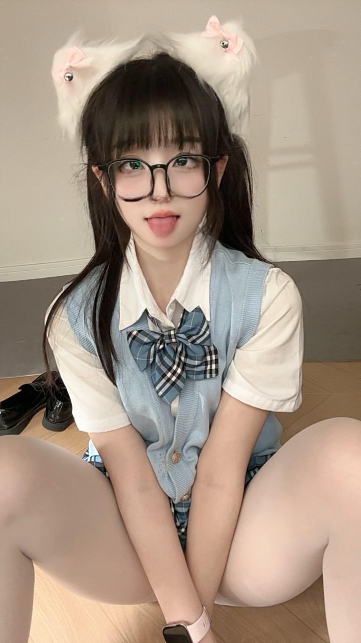 美羊羊桑 - 肉丝袜格子jk 第5张图片