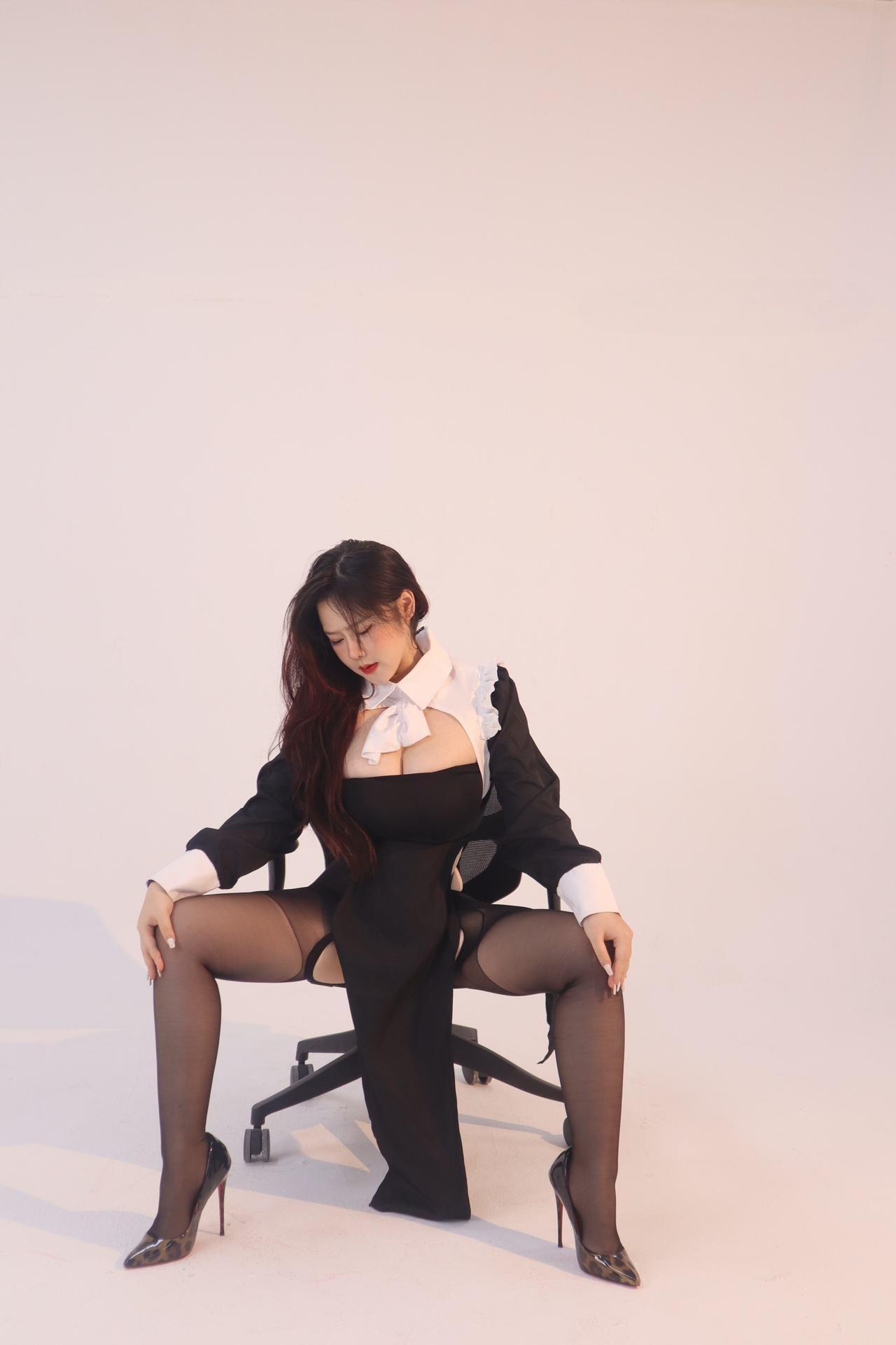 薇蒂WELDI - 开档爆乳修女 第12张图片