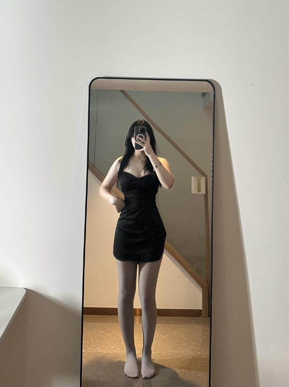 小妮酱紫 - 黑色低胸吊带包臀短裙 第2张图片