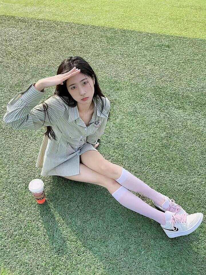 叶小喵 - 户外短筒白袜 第6张图片