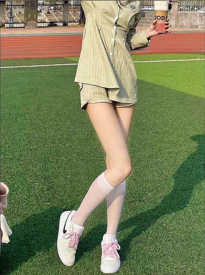叶小喵 - 户外短筒白袜 第7张图片