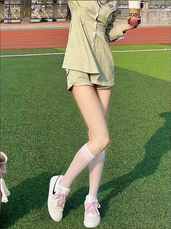 叶小喵 - 户外短筒白袜 第9张图片