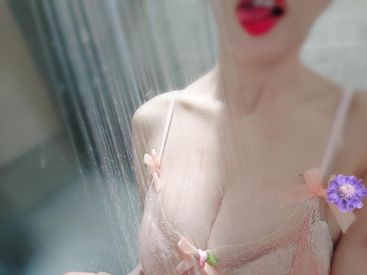 小玉吃果冻 - 浴室湿身 第8张图片