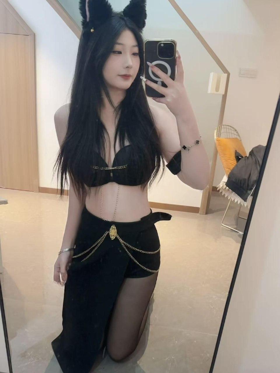 小妮酱紫 - 灰丝美足腿 第1张图片