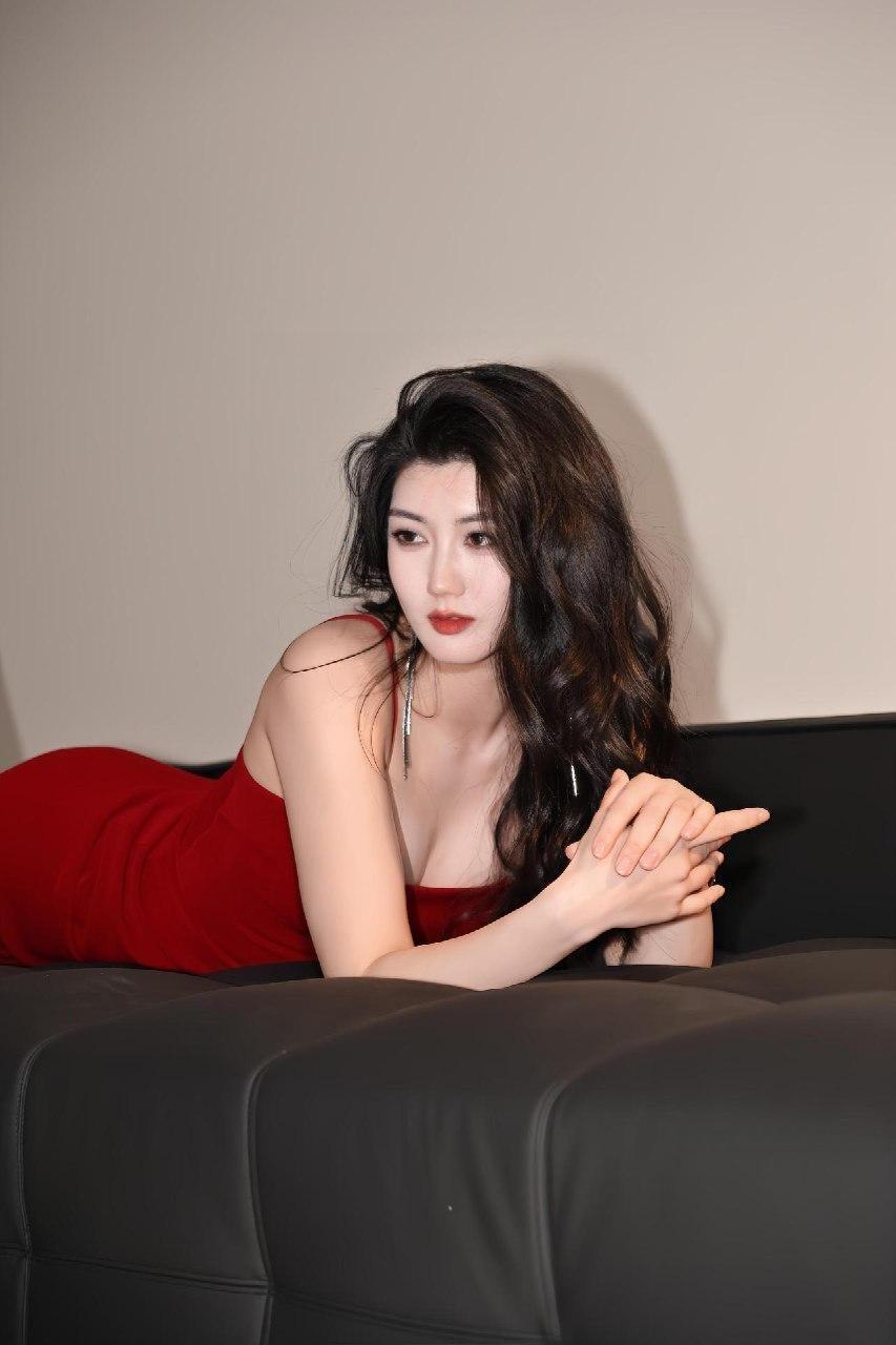 彭程程 - 红色吊带短裙 第9张图片