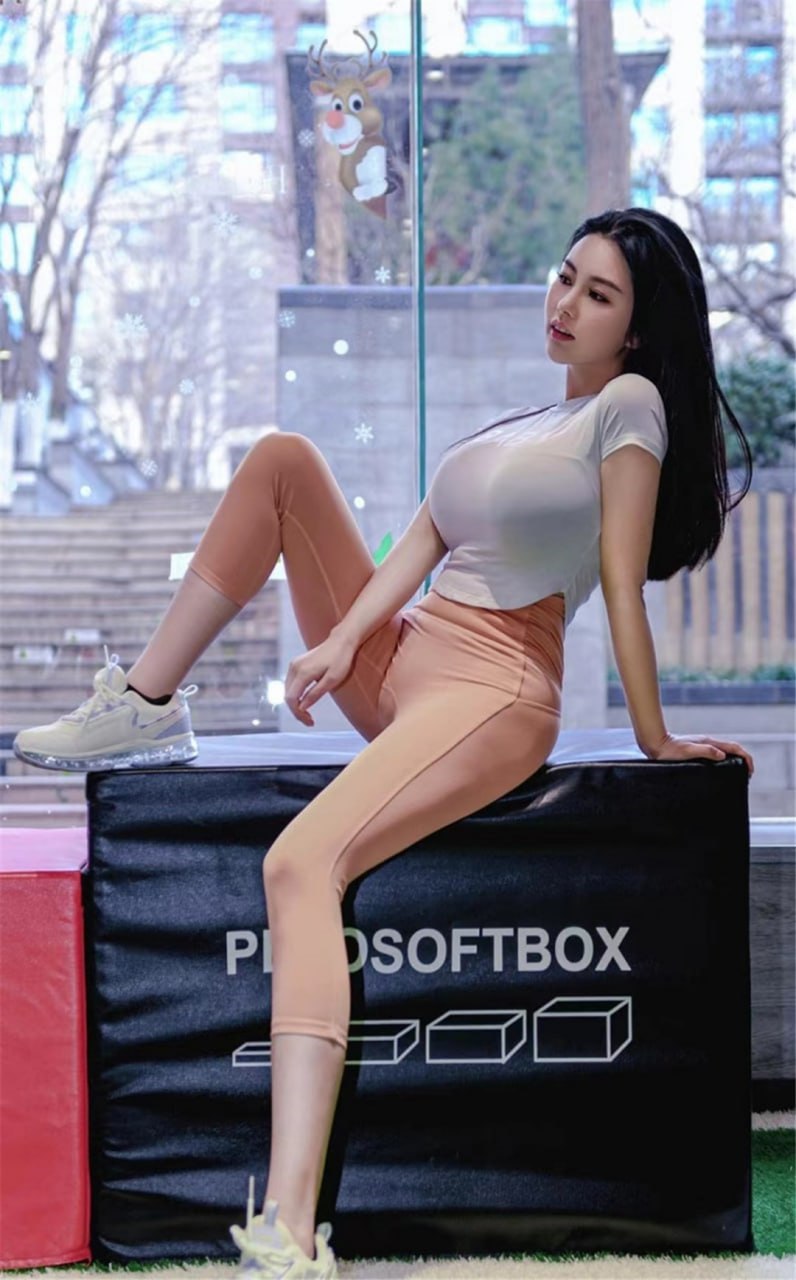 娜露呀 - 粉红瑜伽裤 第32张图片