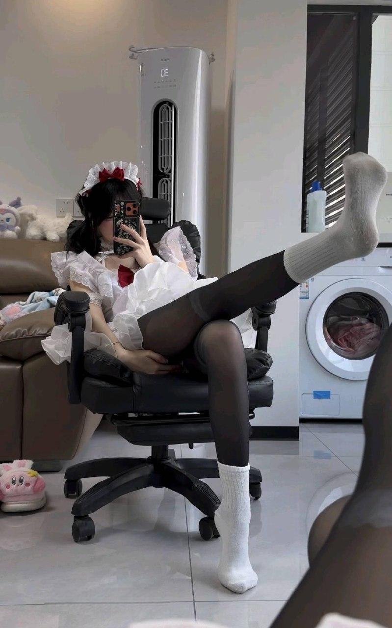 Ck - 黑丝白袜女仆裙 第1张图片