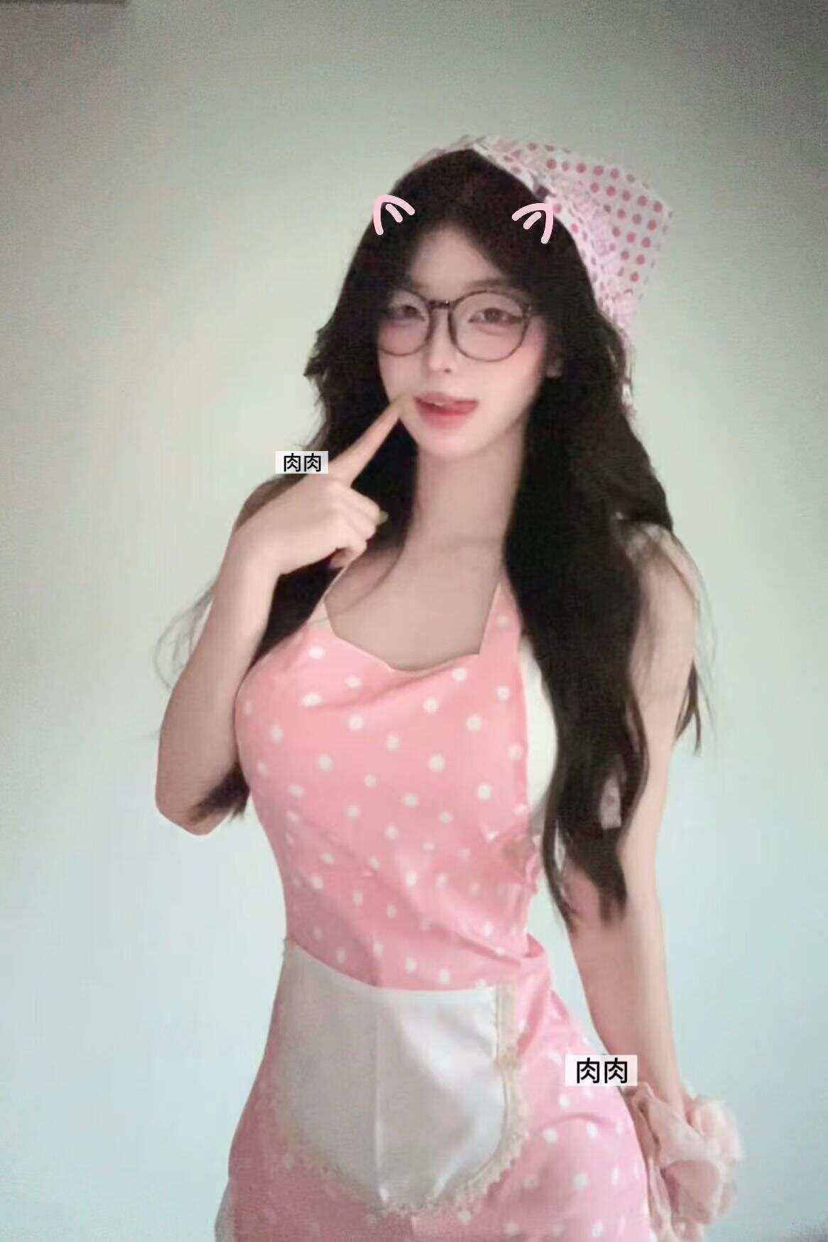 肉肉丸 - 做家务的女友 第2张图片