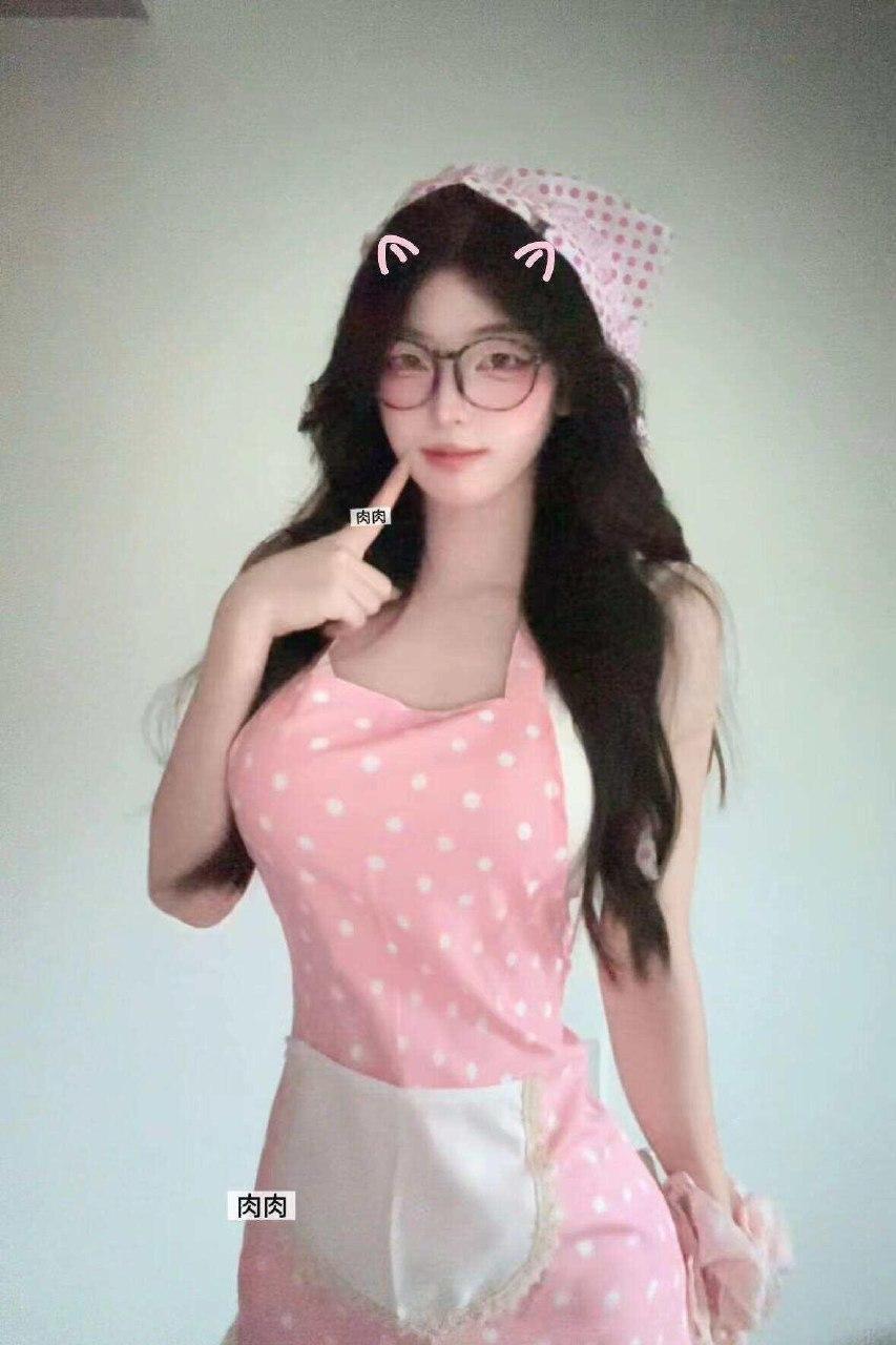 肉肉丸 - 做家务的女友 第3张图片
