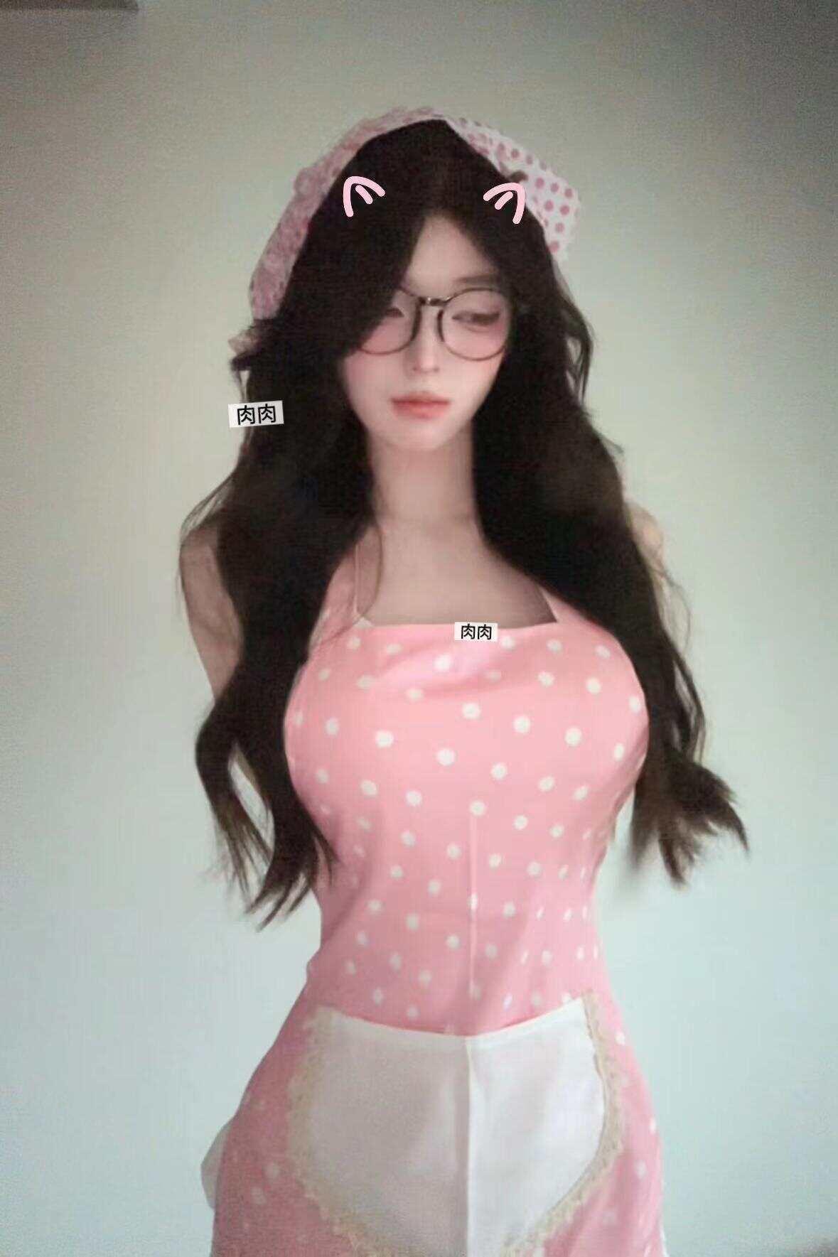 肉肉丸 - 做家务的女友 第4张图片