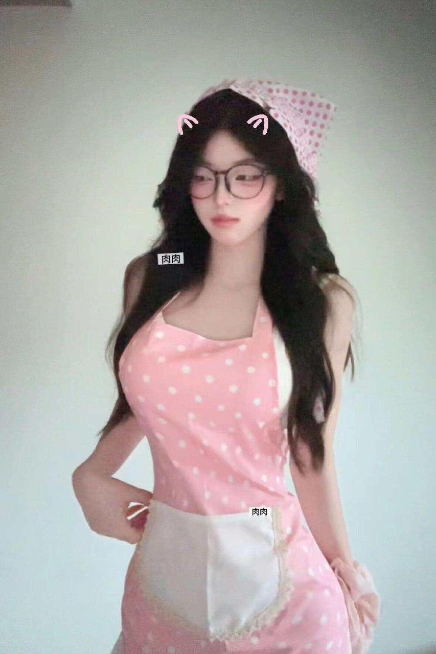 肉肉丸 - 做家务的女友 第5张图片