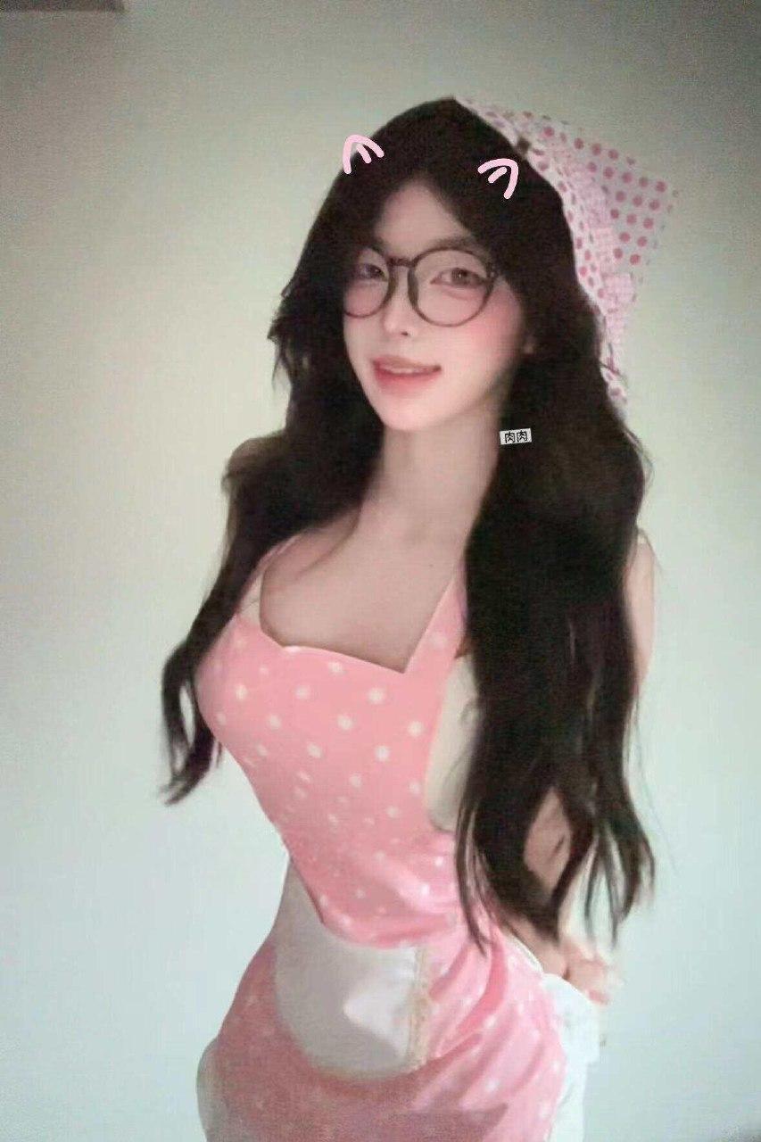 肉肉丸 - 做家务的女友 第6张图片