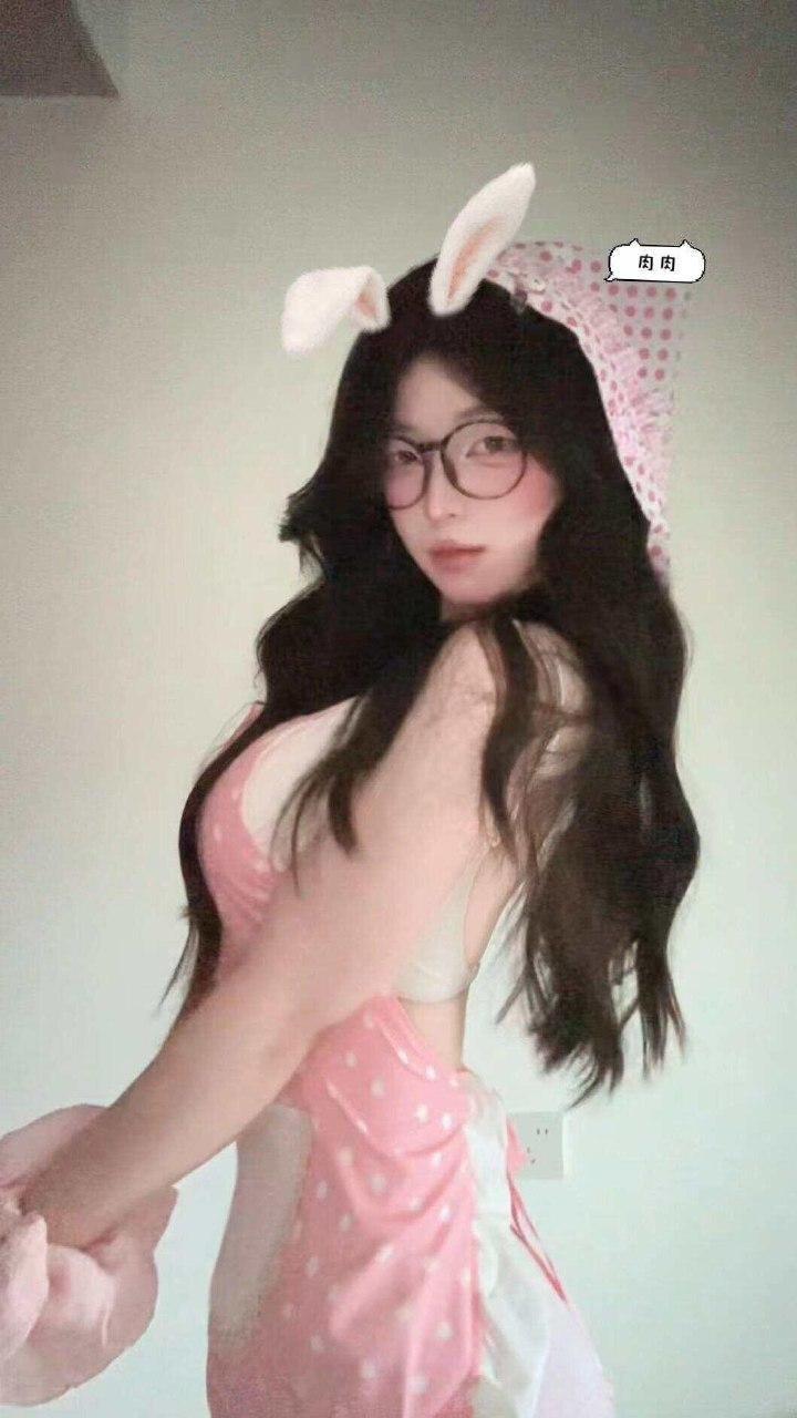 肉肉丸 - 做家务的女友 第11张图片