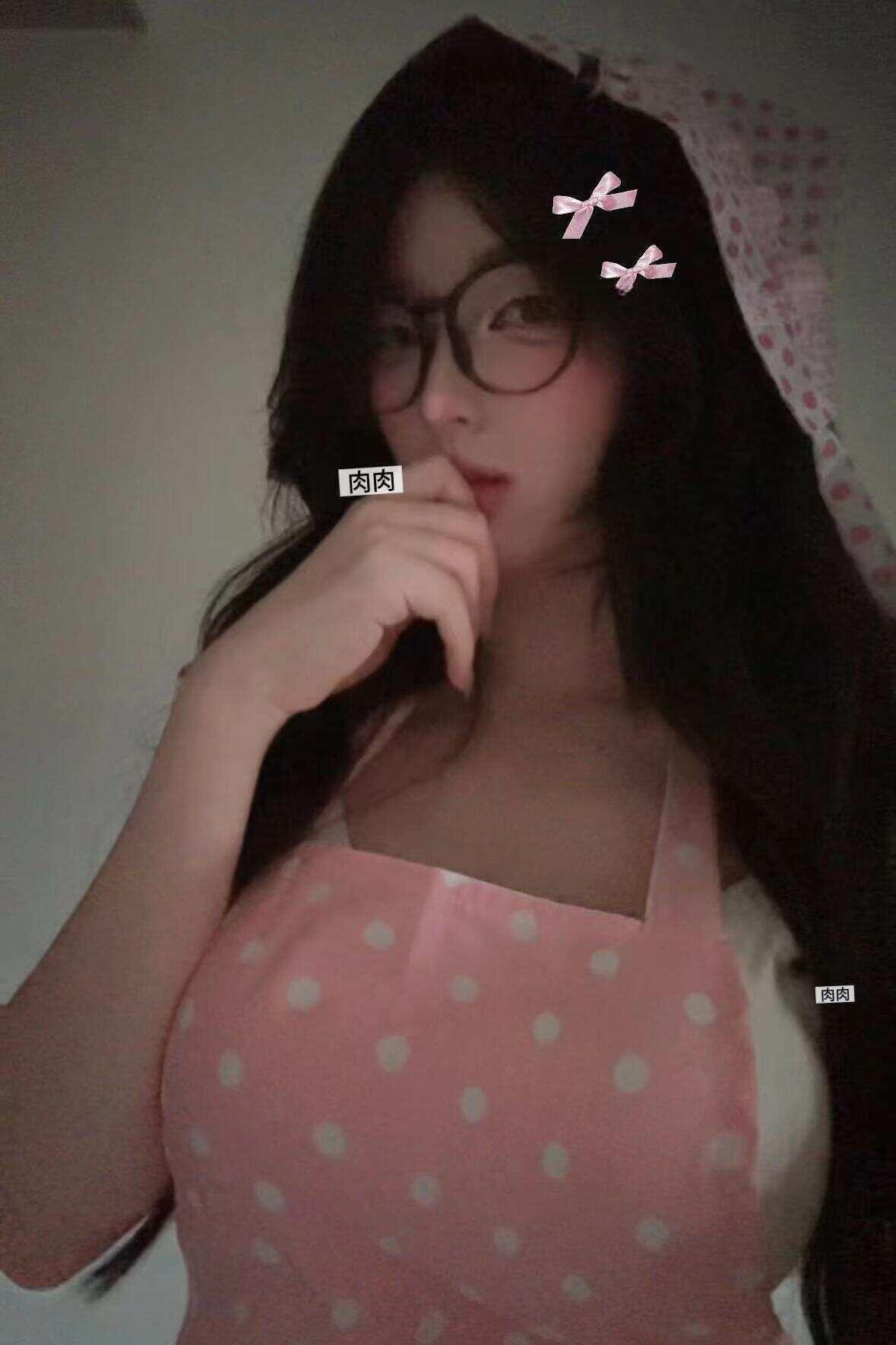 肉肉丸 - 做家务的女友 第13张图片