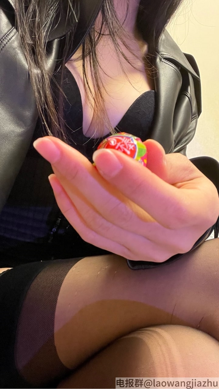辣妹小壶 - 黑皮束身衣 第1张图片
