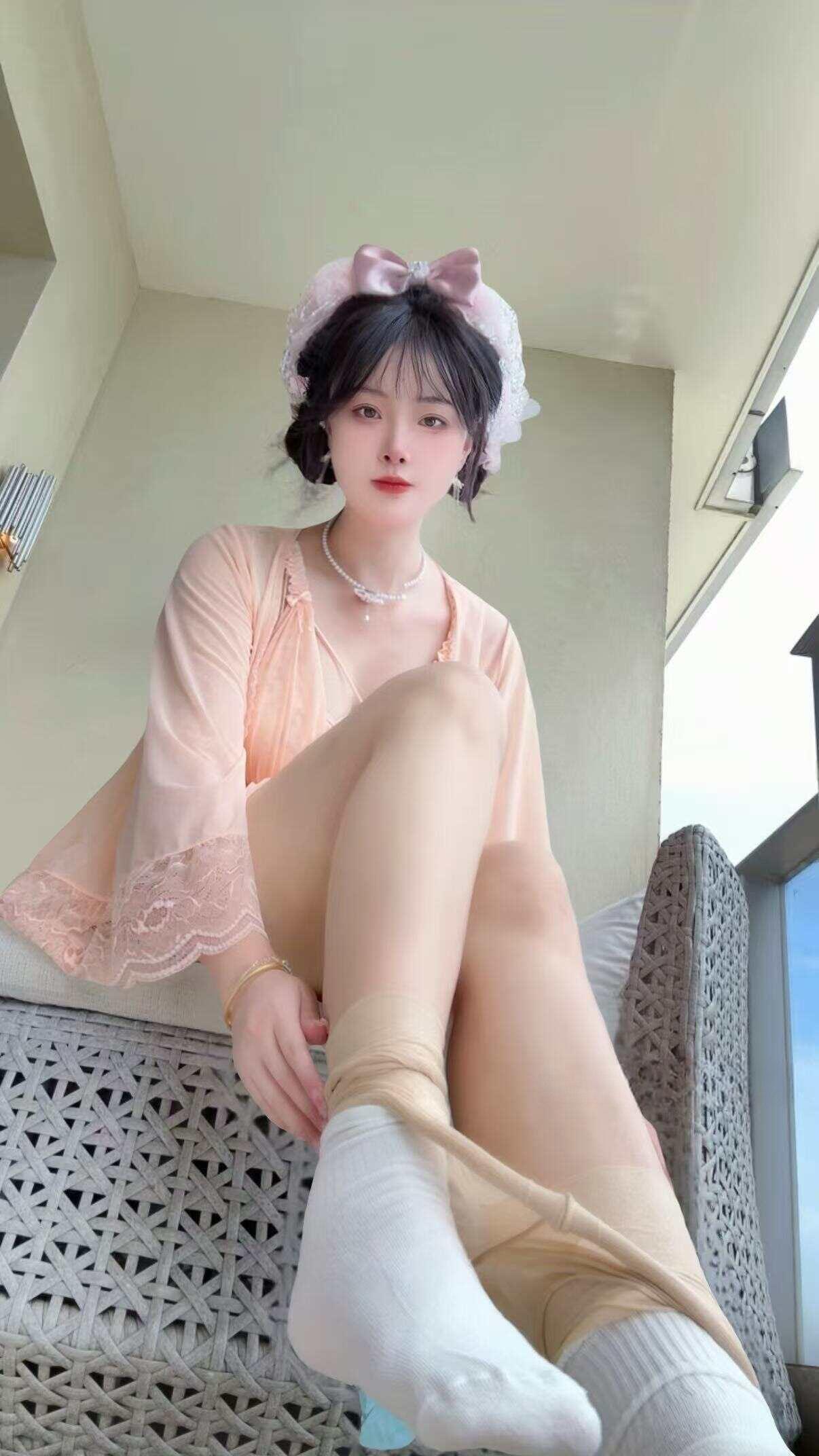 枝枝栗子 - 透视粉纱裙 第6张图片