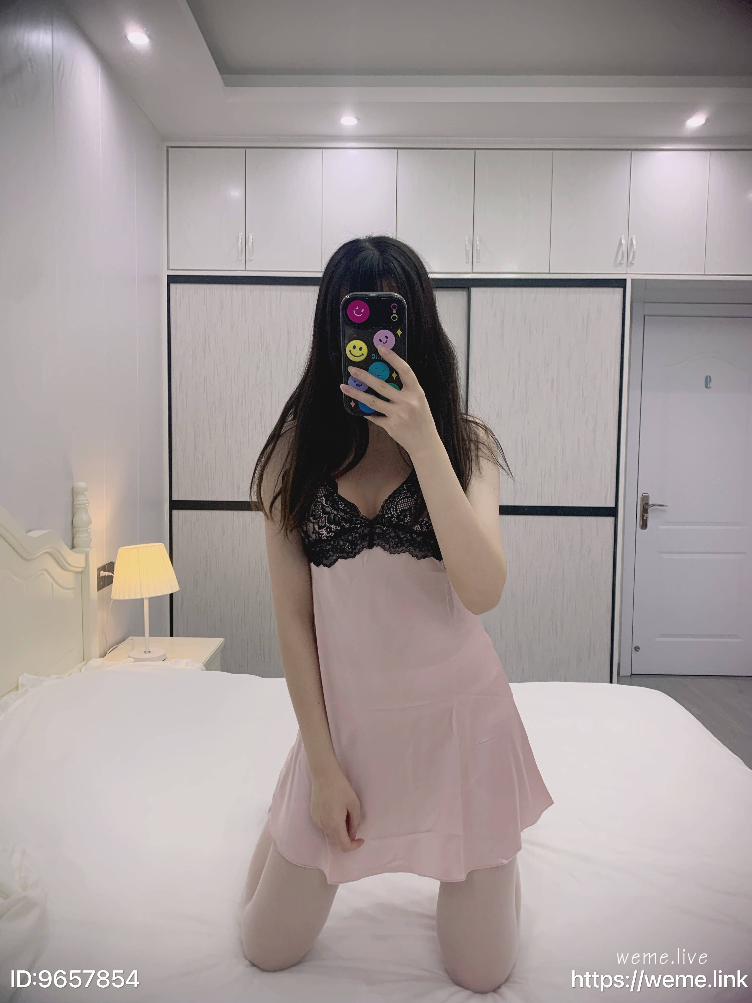 林扣弦 - 粉色丝质吊带睡裙 第1张图片