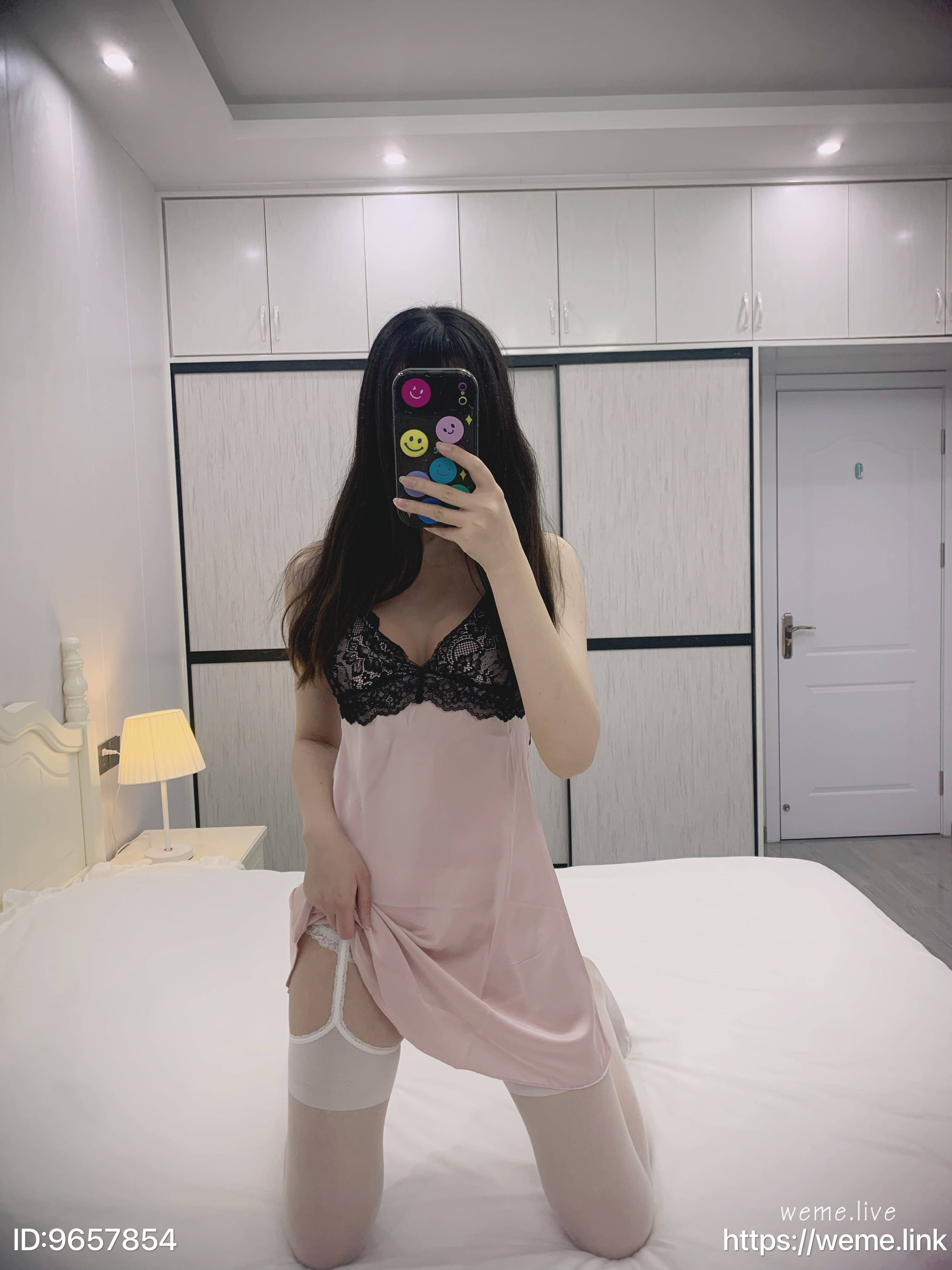 林扣弦 - 粉色丝质吊带睡裙 第2张图片