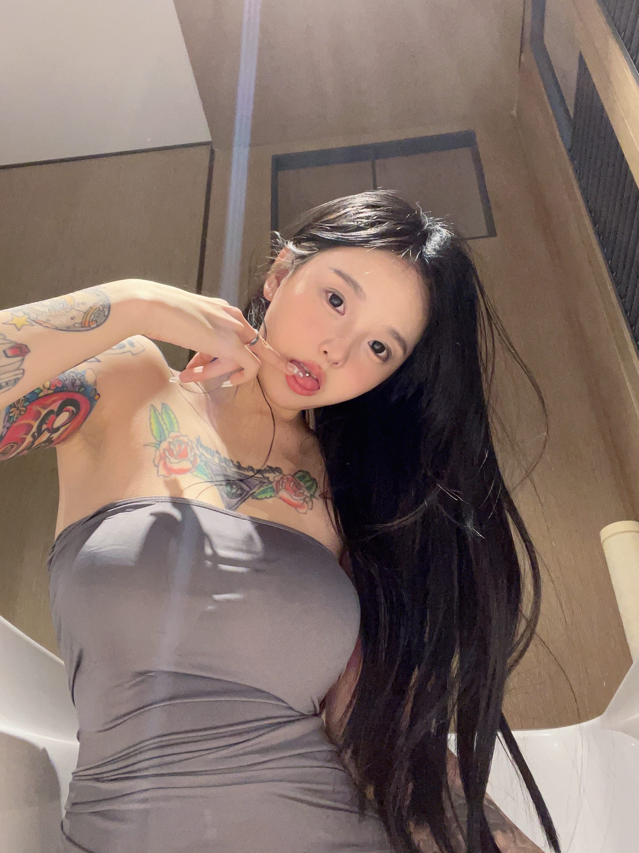 通百科老王 - 浴室透视美臀 第14张图片
